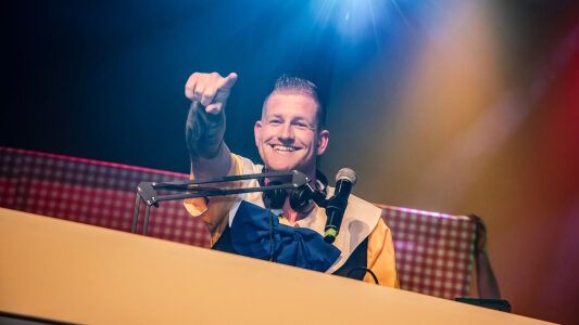 Feest DJ Houtum publiek